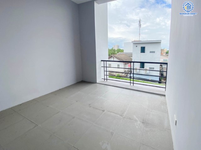 *****ทาวน์เฮ้าส์มือสองย่านนนทบุรี ม. ดิเอ็กคลูซีฟ รัชดา-วงส์สว่าง บ้านสวยพร้อมเข้าอยู่ บนเนื้อที่กว่า 24.40 ตร.ว.  พื้นที่ใช้สอยกว้างถึง 200 ตร.ม. 3 ห้องนอน 2 ห้องน้ำ 2 ที่จอดรถ บนทำเลโซนเมือง เดินทางสะดวกใกล้ร้านอาหาร เชื่อมต่อถนน วงศ์สว่าง, ติวานนท์, รัตนาธิเบศร์ ใกล้รถไฟฟ้าสายสีม่วงสถานี "แยกติวานนท์"